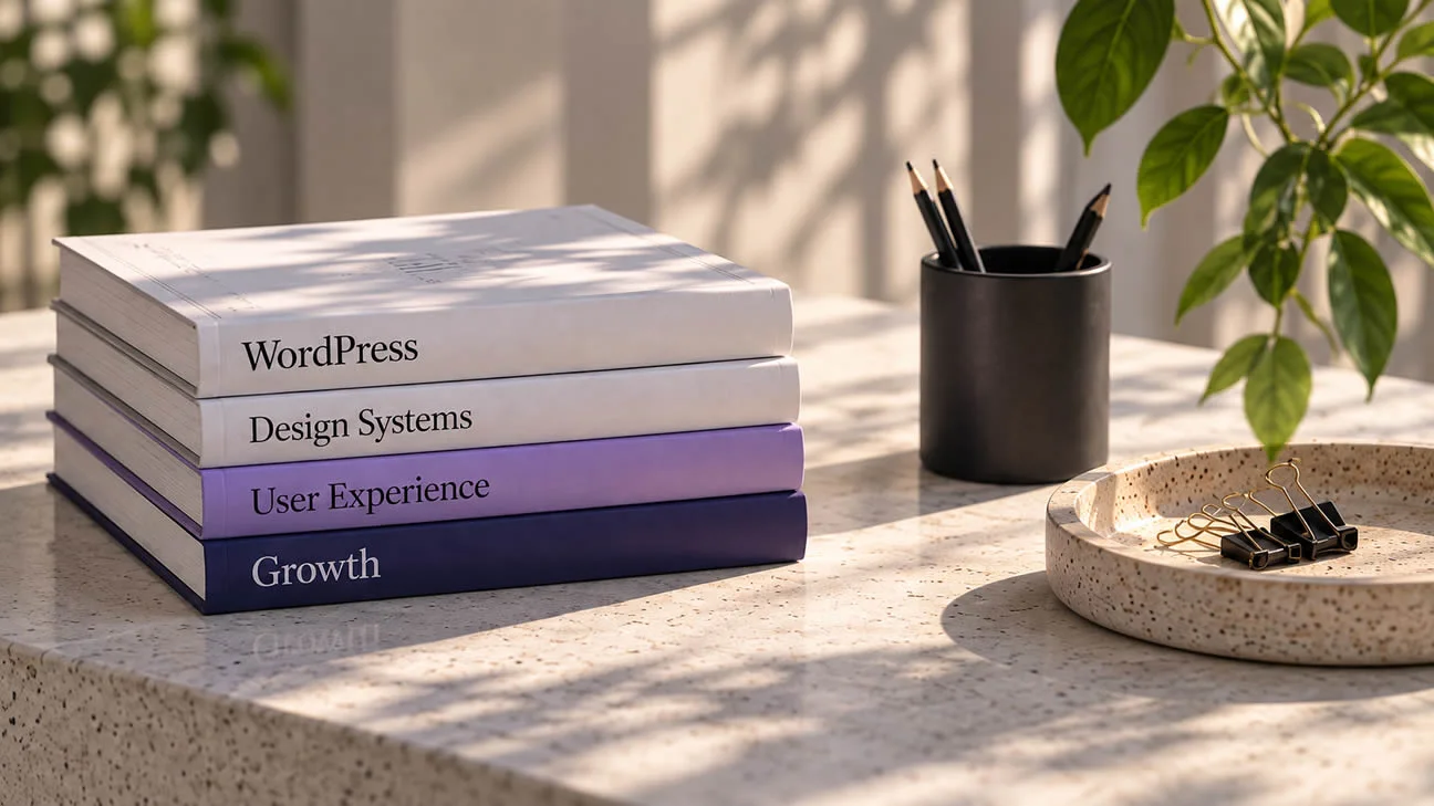 Boeken over WordPress, design systems, user experience en groei op een zonnige werktafel.